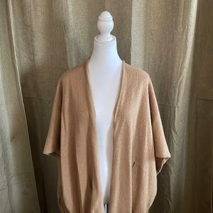 Beautiful tan poncho, missing belt but can easily be replaced.